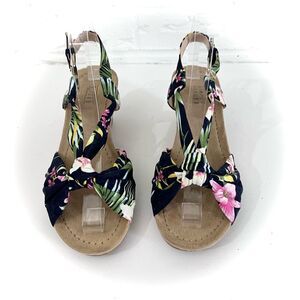 🚨4/$25 Simply Styled Floral Strappy Bamboo Wedges Size 6
